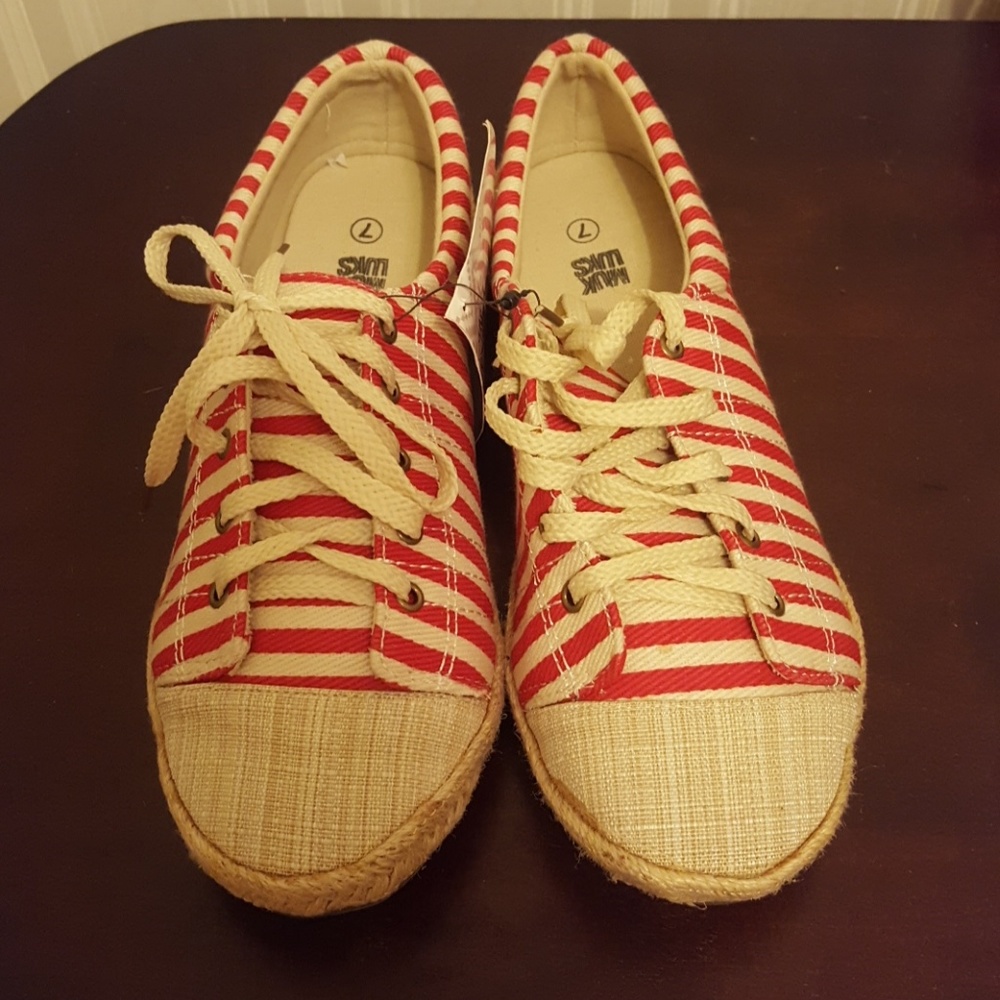 Mukluks red striped shoes